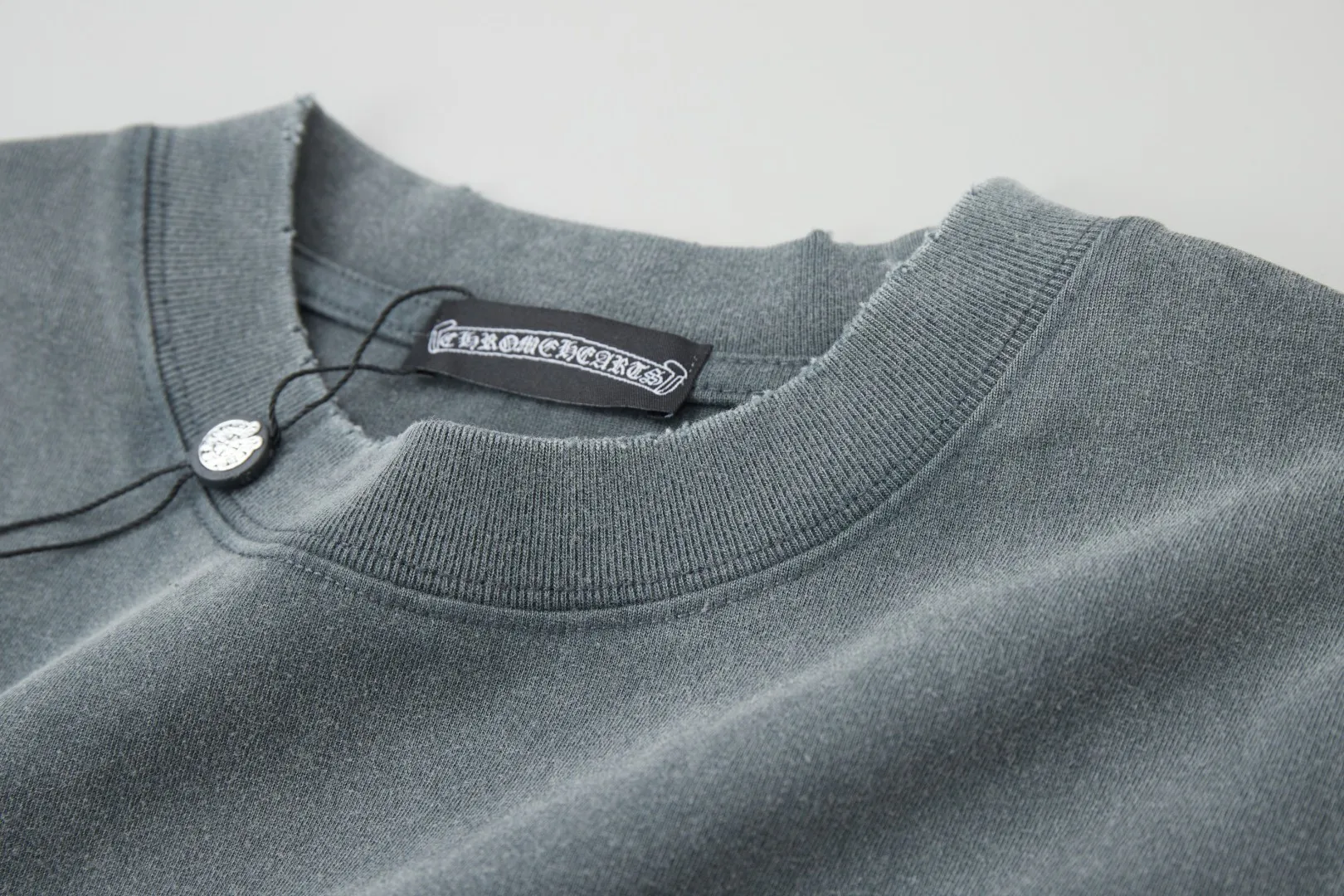 🅿️230 ✨CH✨🆕25SS spring and summer new style ✝Fresh rhinestone short sleeves Light luxury essential item for daily commuting for men and women Correct version Welcome to compare Detailed features · 280g 100% pure cotton double yarn jersey fabric · Custom dyed in the same vat, special thickened 32 count double-ply 1X1 thread · Imported Australian pearlescent diamonds✝patterns➕hardware nuts are stamped at high temperature. Ready-made garments are dyed, then faded, fried snowflakes and frayed, then washed to make them look old. General washing improves the effect · Double-needle stitching and seam-crossing process · Original main mark washed tag brand moisture-proof paper packaging Color: black/gray/orange/blue Size: S/M/L/XL